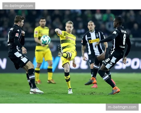 半场战报：门兴格拉德巴赫1-0领先沃尔夫斯堡，普莱亚点射破门