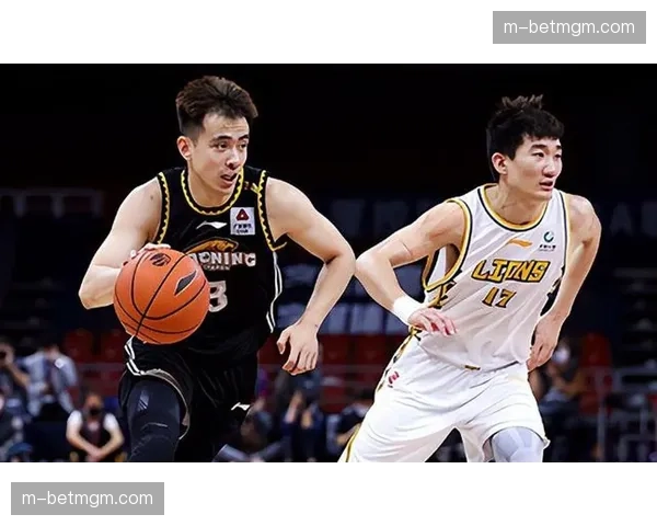 赵继伟与孙铭徽赛后交换球衣,国家队后卫线核心惺惺相惜 赵继伟与孙铭徽赛后交换球衣,国家队后卫线核心惺惺相惜