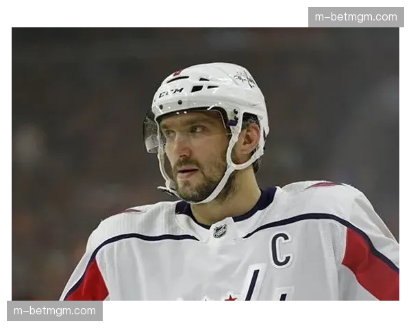 镜头:华盛顿首都队老将亚历山大·奥维契金攻入职业生涯第850球后的庆祝 镜头:华盛顿首都队老将亚历山大·奥维契金攻入职业生涯第850球后的庆祝