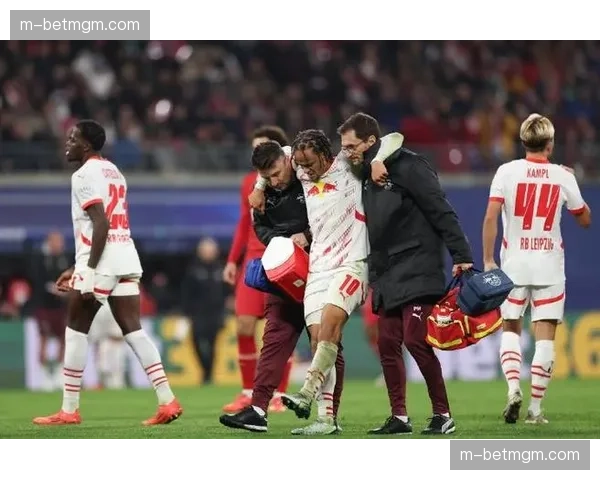 特写:哈维-西蒙斯攻入绝杀球后,冲向莱比锡南看台与球迷共庆 特写:哈维-西蒙斯攻入绝杀球后,冲向莱比锡南看台与球迷共庆